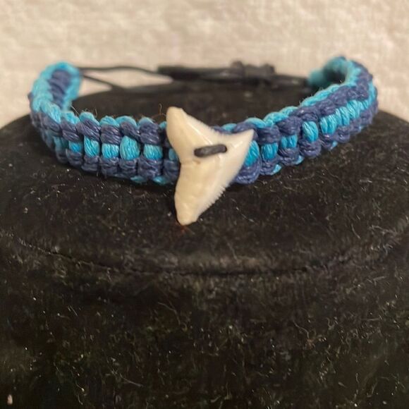 8” two tone adjustable woven cord bracelet w/14.7mm x 10.52mm real shark tooth - Picture 1 of 12